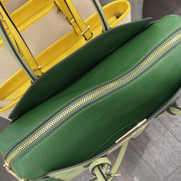 MICHAEL KORS
Mercer Md Color-Block Belted Satchel Crossbody Purse
Fern Green - Picture 12 of 16